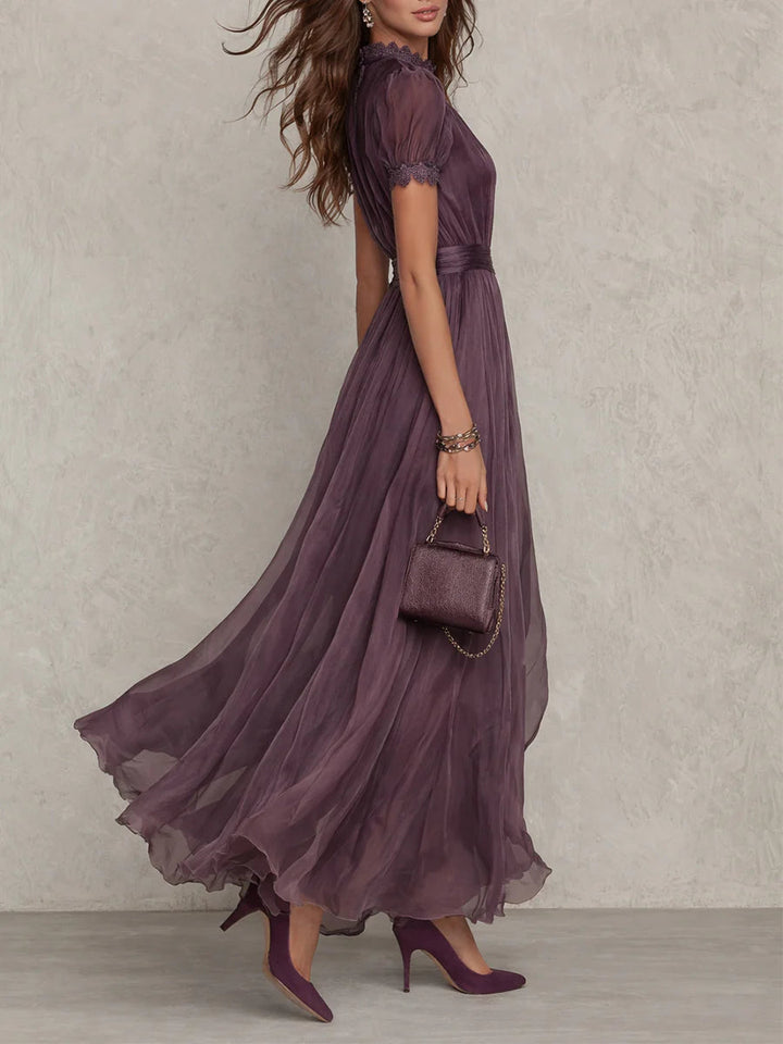 Flavia | Vestito lungo viola con scollo a ojal e dettagli in pizzo di chiffon