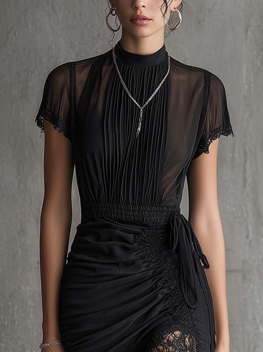 Vestito Mini in Chiffon Nero con Vita Plissettata e Dettagli in Pizzo
