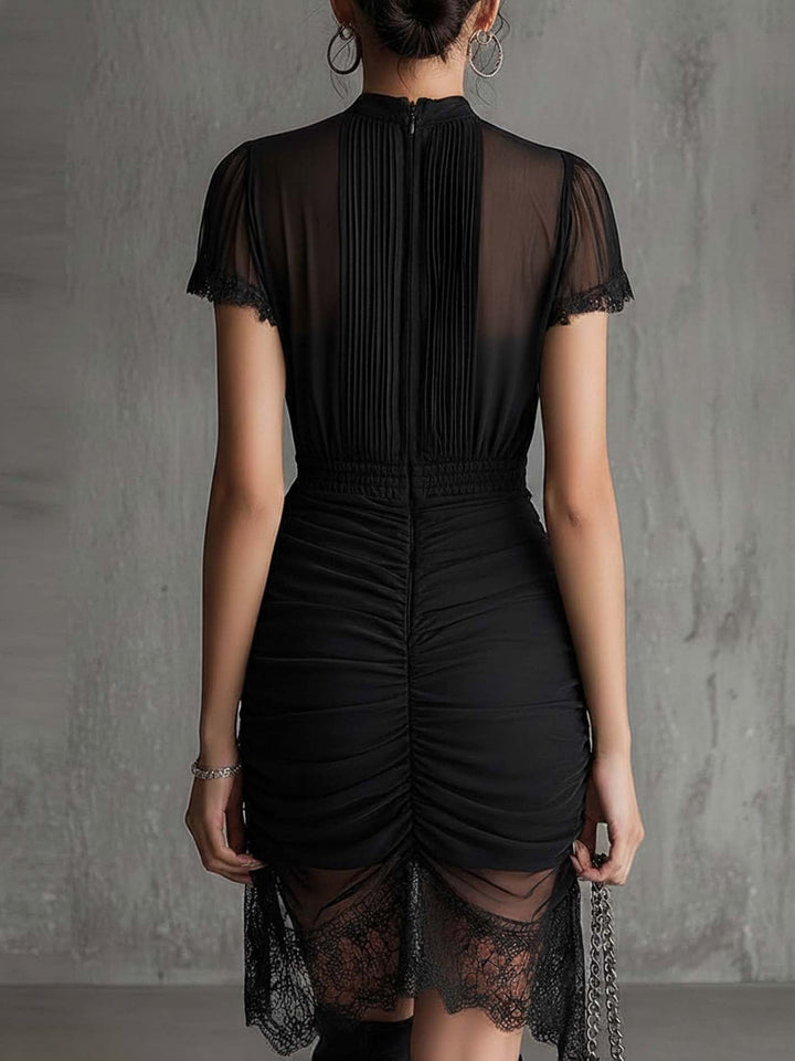 Vestito Mini in Chiffon Nero con Vita Plissettata e Dettagli in Pizzo